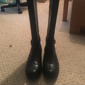 Black winter boots